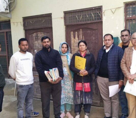 सीएम फ्लाइंग हिसार रेंज इंचार्ज सुनैना ने बताया कि टीम को सूचना मिली थी कि गांव मदनपुरा में बिना अनुमति एक स्कूल संचालित किया जा रहा है, जहां विद्यार्थियों को न तो मूलभूत सुविधाएं मिल रही हैं और न ही शिक्षा का उचित वातावरण।