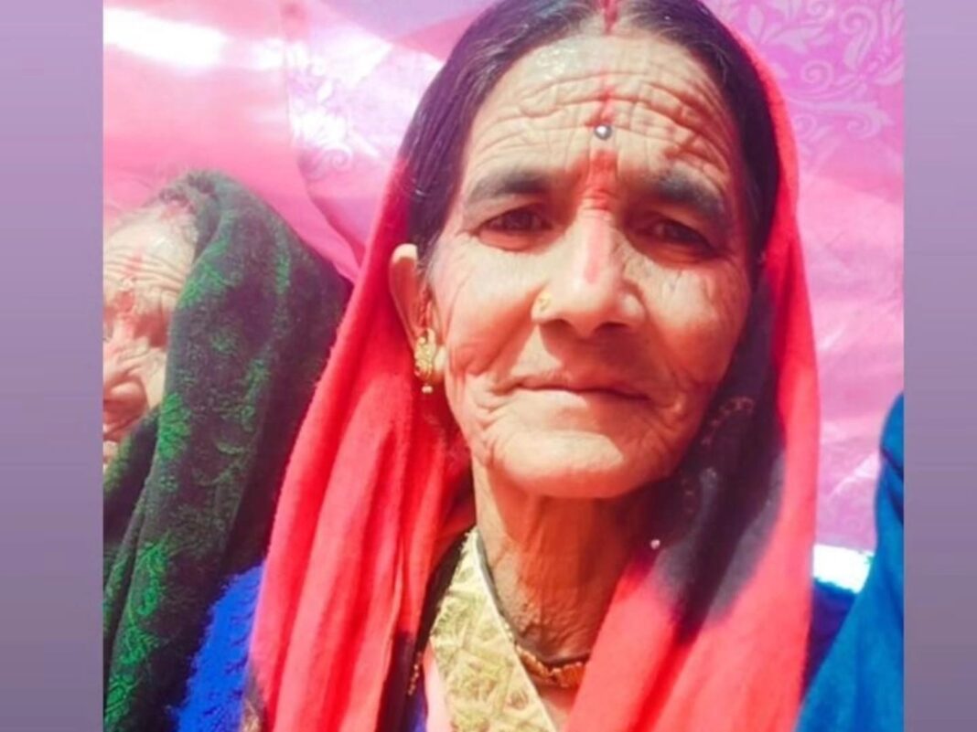 मृतका की पहचान संतरों के तौर पर हुई है, जो लंबे समय से अपने बेटे राहुल के साथ उसी घर में रहती थी।