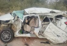 अनियंत्रित ट्रक करनाल में डिवाइडर फांदकर दूसरी लेन में घुस गया। इस हादसे में चार लोगों की मौत हो गई। यह हादसा बुधवार सुबह करीब पौने आठ बजे हुआ।