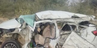 अनियंत्रित ट्रक करनाल में डिवाइडर फांदकर दूसरी लेन में घुस गया। इस हादसे में चार लोगों की मौत हो गई। यह हादसा बुधवार सुबह करीब पौने आठ बजे हुआ।