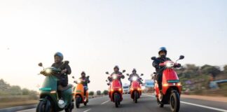 Ola ने शुरू की Bharat Cell बैटरी वाले स्कूटर की डिलीवरी, पहला प्रोडक्ट बना यह स्कूटर ओला इलेक्ट्रिक ने 7 दिसंबर 2025 को घोषणा की कि उसने अपनी खुद की भारत में बनी 4680 भारत सेल बैटरी पैक से लैस वीकल्स की बड़े पैमाने पर डिलीवरी शुरू कर दी है।