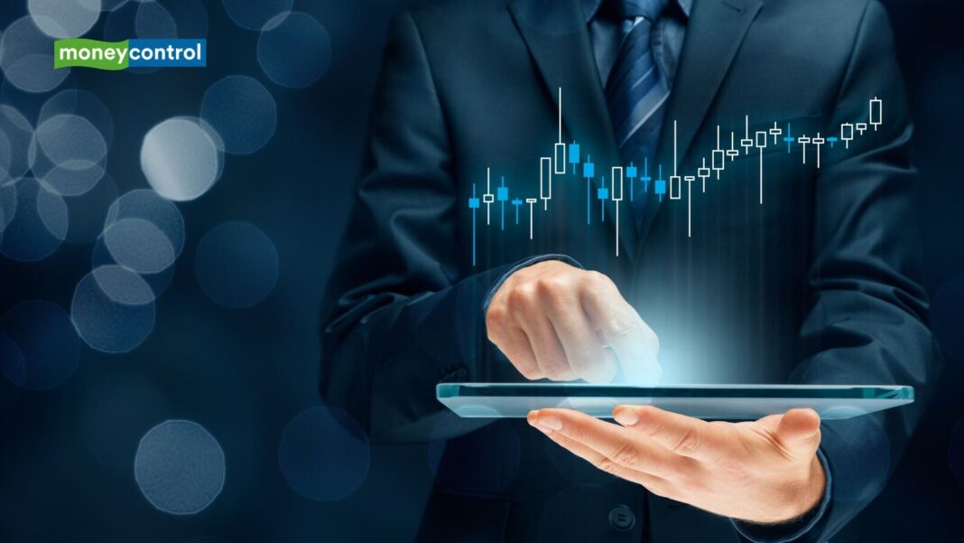 शेयर बाजार में आज गिरावट दिख रही है। लेकिन हाल में सेंसेक्स और निफ्टी ऑल-टाइम हाई पर पहुंचे थे। शेयर बाजार में आज गिरावट दिख रही है। लेकिन हाल में सेंसेक्स और निफ्टी ऑल-टाइम हाई पर पहुंचे थे।