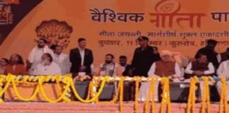 मुख्यमंत्री नायब सिंह सैनी सोमवार को गीता स्थली ज्योतिसर पहुंचे। कुरुक्षेत्र में अंतर्राष्ट्रीय गीता महोत्सव के चलते वैश्विक गीता पाठ का आज आयोजन होगा।