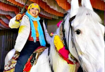 सफेद घोड़ी पर बैठी दुल्हन, हाथों में तलवार… हरियाणा में शादी से पहले भाई ने निकाला बहन का बनवारा महेंद्रगढ़ जिले के गांव डोहर में धूमधाम और परंपरागत रीतियों के साथ लड़की अमीषा का शादी से पहले बनवाराधूमधाम से निकाला गया।