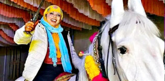 सफेद घोड़ी पर बैठी दुल्हन, हाथों में तलवार… हरियाणा में शादी से पहले भाई ने निकाला बहन का बनवारा महेंद्रगढ़ जिले के गांव डोहर में धूमधाम और परंपरागत रीतियों के साथ लड़की अमीषा का शादी से पहले बनवाराधूमधाम से निकाला गया।