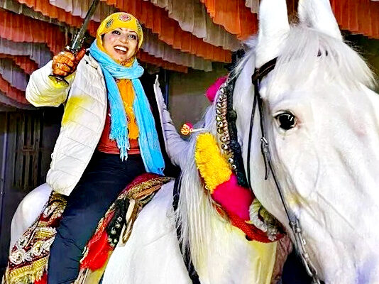 महेंद्रगढ़ जिले के गांव डोहर में धूमधाम और परंपरागत रीतियों के साथ लड़की अमीषा का शादी से पहले बनवाराधूमधाम से निकाला गया।