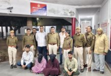 हरियाणा में पुलिस ने हनी ट्रैप गिरोह का पर्दाफाश किया। पुलिस ने दो युवतियों समेत चार आरोपियों को गिरफ्तार किया है। गिरोह झूठे केस में फंसाने की धमकी देकर लोगों को अपना शिकार बनाता था।