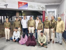 हरियाणा में पुलिस ने हनी ट्रैप गिरोह का पर्दाफाश किया। पुलिस ने दो युवतियों समेत चार आरोपियों को गिरफ्तार किया है। गिरोह झूठे केस में फंसाने की धमकी देकर लोगों को अपना शिकार बनाता था।