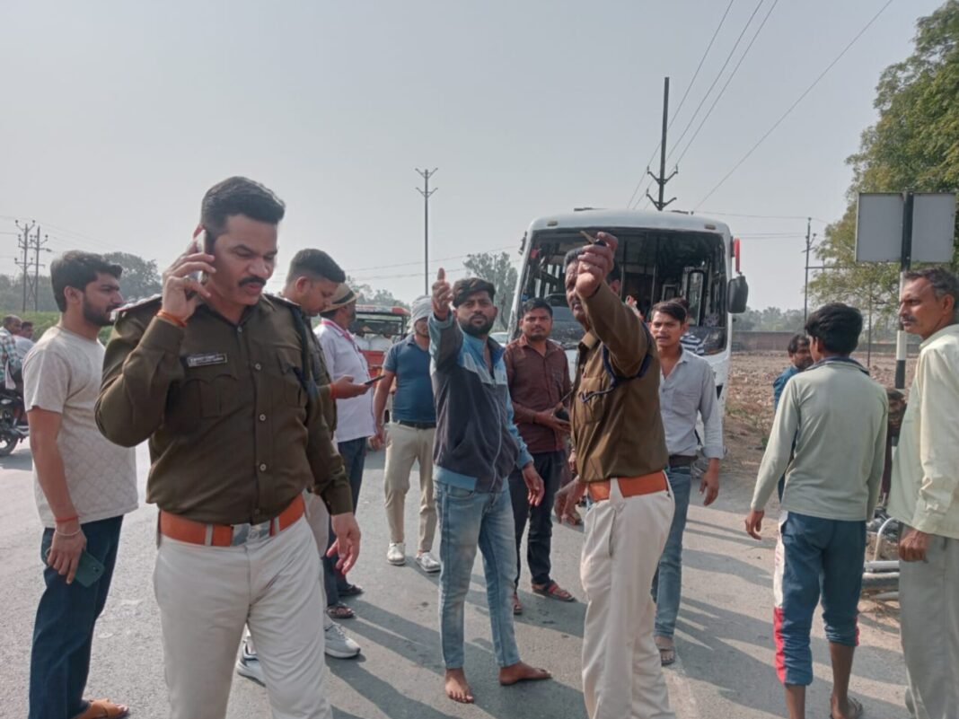 रोहतक में जींद-रोहतक नेशनल हाईवे 71 पर लाखनमाजरा के पास दो स्कूल बस आपस में टकरा गईं। हादसे में छह बच्चे घायल हो गए। घायलों को अस्पताल में भर्ती कराया गया है। रोहतक में जींद-रोहतक नेशनल हाईवे 71 पर लाखनमाजरा के पास दो स्कूल बस आपस में टकरा गईं। हादसे में छह बच्चे घायल हो गए। घायलों को अस्पताल में भर्ती कराया गया है।