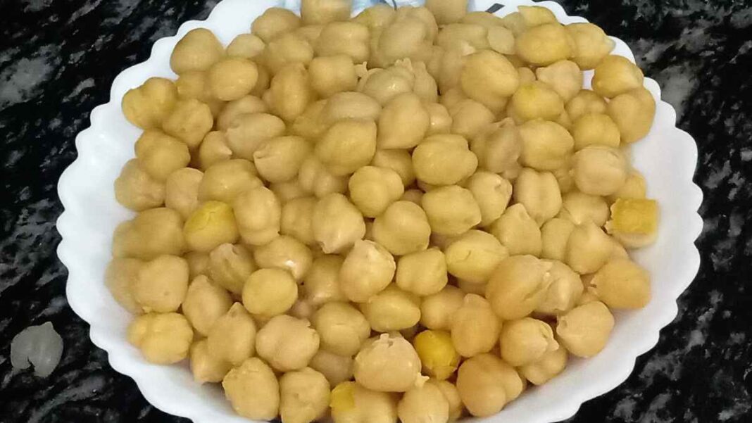 आजकल सबसे ज्यादा हाई कोलेस्ट्रॉल और हाई शुगर के मरीज देखने को मिल रहे हैं। यह बीमारी अंदर ही अंदर गंदगी फैलाने लगती हैं और शरीर को खोखला बना सकती हैं। आजकल सबसे ज्यादा हाई कोलेस्ट्रॉल और हाई शुगर के मरीज देखने को मिल रहे हैं। यह बीमारी अंदर ही अंदर गंदगी फैलाने लगती हैं और शरीर को खोखला बना सकती हैं।