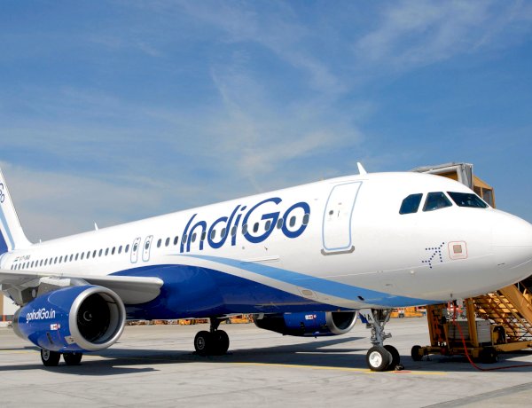 हरियाणा के एक पिता ने बेटे को समय पर परीक्षा में पहुंचाने के 800 किमी तक कार चलाई। उसे ऐसा इसलिए करना पड़ा क्योंकि इंडिगों ने फ्लाइट कैंसल कर दी थी और उसके बेटे की परीक्षा थी। हरियाणा के एक पिता ने बेटे को समय पर परीक्षा में पहुंचाने के 800 किमी तक कार चलाई। उसे ऐसा इसलिए करना पड़ा क्योंकि इंडिगों ने फ्लाइट कैंसल कर दी थी और उसके बेटे की परीक्षा थी।