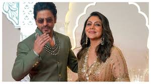 शाहरुख खान की 5 साल छोटी बेगम बेशक एक्ट्रेस नहीं है। लेकिन गौरी खान सुंदरता का जादू चलाकर फिर भी सभी पर भारी पड़ जाती हैं। शाहरुख खान की 5 साल छोटी बेगम बेशक एक्ट्रेस नहीं है। लेकिन गौरी खान सुंदरता का जादू चलाकर फिर भी सभी पर भारी पड़ जाती हैं।