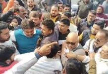 पुलिस ने पहले से बैरिकेडिंग कर रखी थी और भारी पुलिस बल तैनात किया गया था।