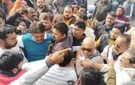 पुलिस ने पहले से बैरिकेडिंग कर रखी थी और भारी पुलिस बल तैनात किया गया था।