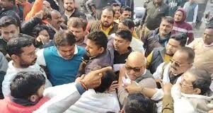 कुरुक्षेत्र में CM आवास का घेराव: कांग्रेस कार्यकर्ताओं व पुलिस के बीच टकराव, हल्की पानी की बौछारों का प्रयोग पुलिस ने पहले से बैरिकेडिंग कर रखी थी और भारी पुलिस बल तैनात किया गया था।