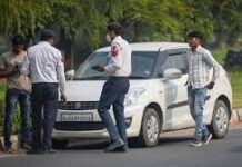Traffic Challan के ये नए नियम हो गए हैं लागू, कार-बाइक वाले जुर्माने से बचने के लिए जान लें जो लोग कार-बाइक या अन्य वाहन चलाते हैं, उनके लिए बहुत जरूरी है कि वो ट्रैफिक चालान से जुड़े नियमों ने अवगत रहें, ताकि उनसे जब यातायात नियमों का उल्लंघन हो तो किसी प्रकार की दिक्कतें ना हो और ट्रैफिक पुलिस उनसे मनमाना जु्र्माना ना वसूले।