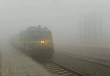 हरियाणा के कई जिलों में घना कोहरा छाया हुआ है, जिससे विजिबिलिटी 10 मीटर से भी कम हो गई है।