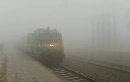 हरियाणा के कई जिलों में घना कोहरा छाया हुआ है, जिससे विजिबिलिटी 10 मीटर से भी कम हो गई है।