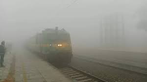 हरियाणा के कई जिलों में घना कोहरा छाया हुआ है, जिससे विजिबिलिटी 10 मीटर से भी कम हो गई है। हरियाणा के कई जिलों में घना कोहरा छाया हुआ है, जिससे विजिबिलिटी 10 मीटर से भी कम हो गई है।