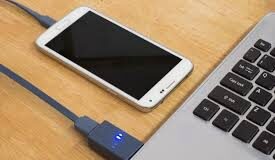 अगर आपके लैपटॉप में USB C-टाइप चार्जर लगता है तो आपके दिमाग में कभी न कभी तो यह बात आई ही होगी कि क्या इससे फोन को चार्ज किया जा सकता है?