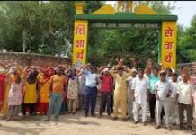 हरियाणा में नई तबादला नीति का विरोध: शिक्षकों ने कहा- जरूरत पड़ी तो जाएंगे कोर्ट, इस शर्त पर अध्यापक संघ नाराज हरियाणा अनुसूचित जाति राजकीय अध्यापक संघ के पूर्व प्रदेश प्रेस सचिव मोहन परोचा ने कहा कि यह तबादला नीति विद्यार्थियों, विद्यालयों, शिक्षा तथा शिक्षकों के हितों के बिल्कुल विरुद्ध है।