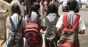 स्कूल बैग का भारी-भरकम वजन हमेशा से चर्चा का विषय रहा है।