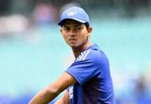 भारतीय क्रिकेट टीम के युवा बल्लेबाज यशस्वी जायसवाल को पेट में तेज दर्द और ऐंठन की शिकायत के बाद अस्पताल में भर्ती कराया गया है।