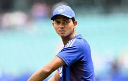 भारतीय क्रिकेट टीम के युवा बल्लेबाज यशस्वी जायसवाल को पेट में तेज दर्द और ऐंठन की शिकायत के बाद अस्पताल में भर्ती कराया गया है।