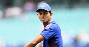 भारतीय क्रिकेट टीम के युवा बल्लेबाज यशस्वी जायसवाल को पेट में तेज दर्द और ऐंठन की शिकायत के बाद अस्पताल में भर्ती कराया गया है।