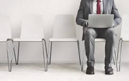 तेजी से बदल रहे जॉब मार्केट में छंटनी का दौर लगातार जारी है। नामचीन कंपनियों ने एक साल में हजारों लोगों को नौकरी से निकाल दिया है और कुछ छंटनी की तैयारी कर रही है।