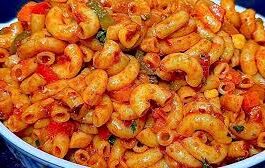 अक्सर पास्ता बनाने के लिए उसे अलग से उबालने और फिर सॉस तैयार करने में काफी समय लग जाता है, लेकिन कुकिंग एक्सपर्ट पूनम देवनानी ने कुकर में सिर्फ 2 सीटी लगाकर इसे बनाने का एक आसान तरीका बताया है जिससे समय कम और बेहतरीन स्वाद मिलेगा।