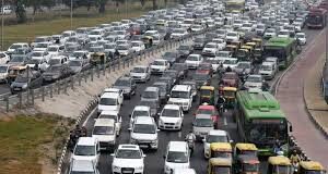 2 घंटे में सिर्फ 2 किलोमीटर चले… दिल्ली-गुड़गांव एक्सप्रेसवे पर ट्रैफिक जाम की मजेदार वजह आई सामने गुड़गांव-दिल्ली एक्सप्रेसवे पर गुरुवार रात शादियों के कारण लगा भयंकर जाम यात्रियों के लिए किसी बुरे सपने से कम नहीं था