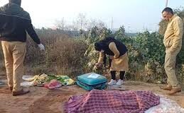 कैथल के पास सिला खेड़ा ड्रेन में सूटकेस में एक युवती की लाश मिलने से सनसनी फैल गई। सूटकेस के साथ मिले 2 नए सूट और एक बैग को लेकर पुलिस जांच में जुटी हुई है।
