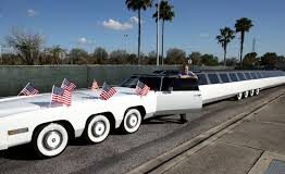 दुनिया की सबसे लंबी कार… 75 लोगों के बैठने की जगह, 100 फुट लंबाई और स्विमिंग पूल से लेकर हैलिपेड तक दुनिया की सबसे लंबी कार का नाम ‘द अमेरिकन ड्रीम’ है, जो कि 100 फुट से ज्यादा लंबी होने के साथ ही 75 लोगों की सीटिंग कैपासिटी वाली है।