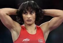 विनेश फोगाट का कुश्ती में वापसी का ऐलान, इस फैसले से क्यों खुश नहीं जुलाना के लोग, सता रही ये चिंता विनेश फोगाट के समर्थकों का मानना है कि वह देश की एक प्रेरणादायक खिलाड़ी हैं और उनकी वापसी भारतीय कुश्ती के लिए सकारात्मक संकेत है।