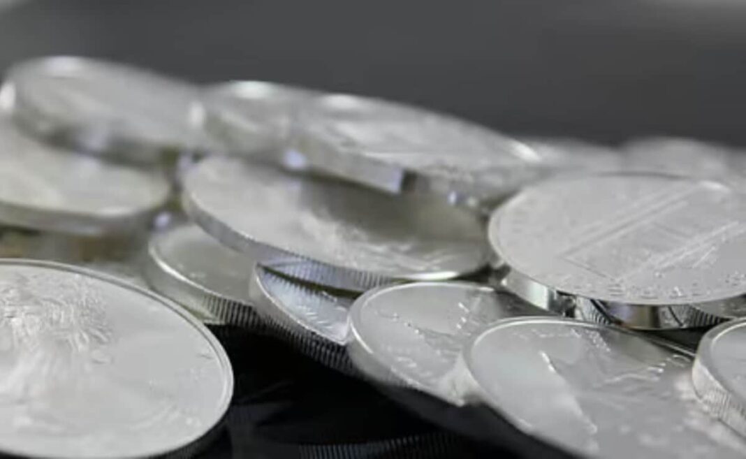 आज सोने की कीमत में भी तेजी रही। ये 1,329 रुपए बढ़कर 1,37,956 रुपए प्रति 10 ग्राम पहुंच गई है। इससे पहले बुधवार को सोने की कीमत 1,36,627/10 ग्राम थी।