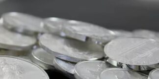 आज सोने की कीमत में भी तेजी रही। ये 1,329 रुपए बढ़कर 1,37,956 रुपए प्रति 10 ग्राम पहुंच गई है। इससे पहले बुधवार को सोने की कीमत 1,36,627/10 ग्राम थी।