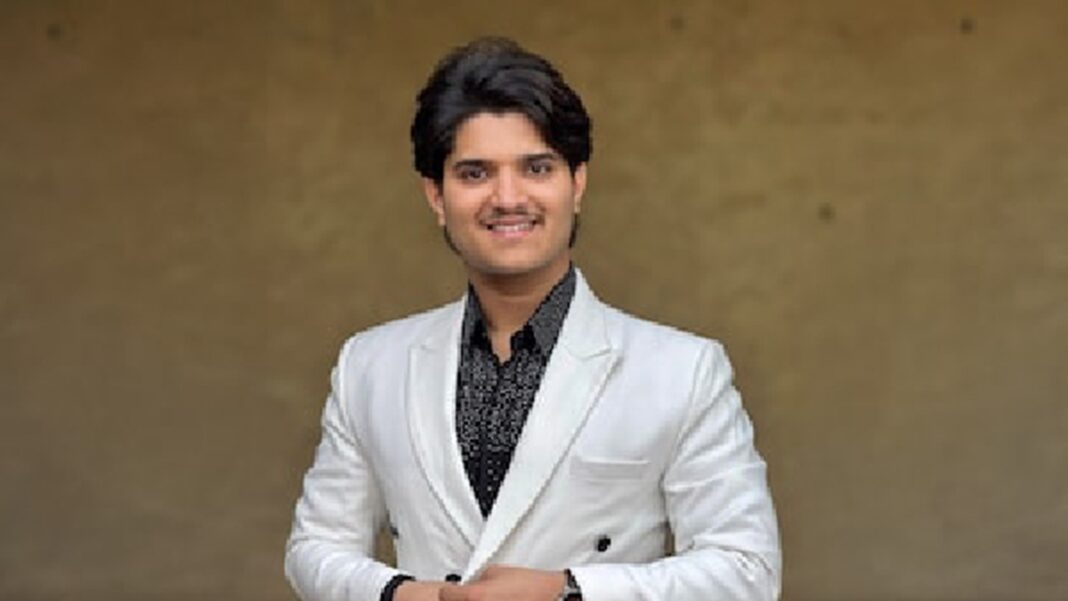 मृदुल तिवारी मुंबई में पार्टियां करने के बाद अपने गांव-घर पहुंच गए हैं। मृदुल तिवारी मुंबई में पार्टियां करने के बाद अपने गांव-घर पहुंच गए हैं।