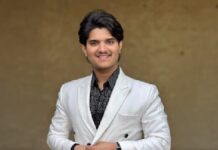 मृदुल तिवारी मुंबई में पार्टियां कर अब लौटे घर, गांव पहुंचे बच्चों को बांटा पिज्जा, कहा- पढ़ाई सबसे जरूरी है मृदुल तिवारी मुंबई में पार्टियां करने के बाद अपने गांव-घर पहुंच गए हैं।