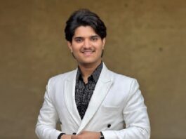 मृदुल तिवारी मुंबई में पार्टियां करने के बाद अपने गांव-घर पहुंच गए हैं।