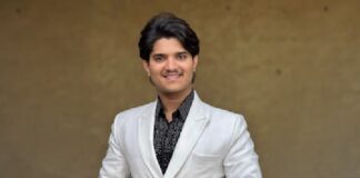 मृदुल तिवारी मुंबई में पार्टियां करने के बाद अपने गांव-घर पहुंच गए हैं।