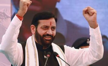 हरियाणा के 25 लाख किसानों पर 60,000 करोड़ का कर्ज, सीएम नायब सिंह सैनी ने विधानसभा में रखी रिपोर्ट हरियाणा के मुख्यमंत्री नायब सिंह सैनी ने शीतकालीन सत्र के पहले दिन हरियाणा विधानसभा को सूचित किया कि हरियाणा में 25.67 लाख से अधिक किसान 60,816 करोड़ रुपये के कृषि ऋण के बोझ तले दबे हुए हैं।