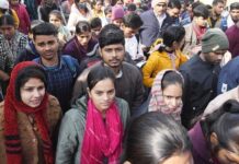 हरियाणा में असिस्टेंट प्रोफेसर (अंग्रेजी) भर्ती परीक्षा के नतीजों पर बवाल मच गया है।