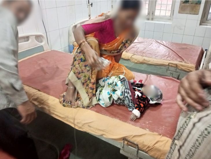 गांव दुजाना निवासी सुरेंद्र की 20 दिन की बच्ची को उसकी मां गोद में दूध पिला रही थी। दूध पिलाते समय अचानक तबीयत बिगड़ गई। गांव दुजाना निवासी सुरेंद्र की 20 दिन की बच्ची को उसकी मां गोद में दूध पिला रही थी। दूध पिलाते समय अचानक तबीयत बिगड़ गई।