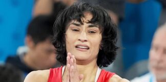 पेरिस ओलंपिक 2024 में 50 किलोग्राम वर्ग में फाइनल तक पहुंचने वाली पहली भारतीय महिला पहलवान बनीं विनेश को फाइनल से ठीक पहले वजन 100 ग्राम अधिक होने के कारण अयोग्य घोषित कर दिया गया था।