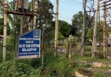 यमुनानगर: जिले के बिलासपुर में ड्यूटी के दौरान करंट लगने वाले बिजली निगम के एएलएम 28 वर्षीय संदीप कुमार की इलाज के दौरान मौत हो गयी है ! कर्मचारी ने बिजली निगम के कर्मचारियों पर लापरवाही का आरोप लगाया था, जीस पर पुलिस के केस दर्ज कर लिया था