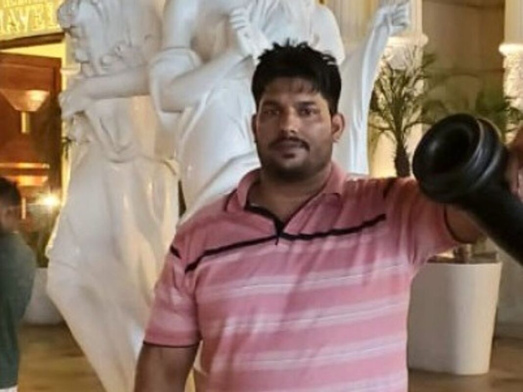 पानीपत की खटीक बस्ती में पुरानी रंजिश के चलते वेस्ट कारोबारी विक्रम उर्फ विक्की की चाकुओं से गोदकर बेरहमी से हत्या कर दी गई। पानीपत की खटीक बस्ती में पुरानी रंजिश के चलते वेस्ट कारोबारी विक्रम उर्फ विक्की की चाकुओं से गोदकर बेरहमी से हत्या कर दी गई।