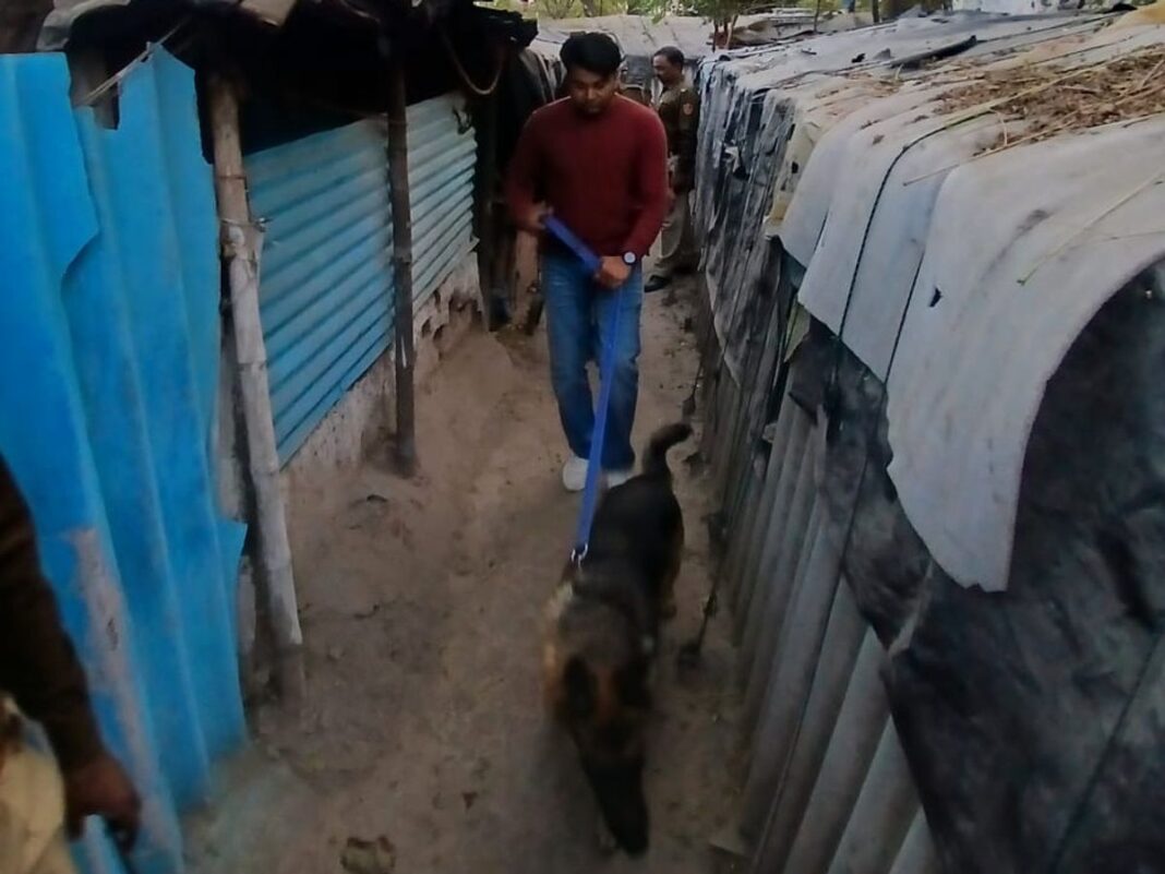 पुलिस टीमों ने राज्य भर से भारी मात्रा में अवैध शराब बरामद की है, जिसमें 839 बोतल देसी शराब, अंग्रेजी शराब और अन्य अवैध शराब सहित कुल 1000 से अधिक बोतलें जब्त की गई हैं। पुलिस टीमों ने राज्य भर से भारी मात्रा में अवैध शराब बरामद की है, जिसमें 839 बोतल देसी शराब, अंग्रेजी शराब और अन्य अवैध शराब सहित कुल 1000 से अधिक बोतलें जब्त की गई हैं।