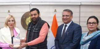 Haryana: ब्रिटेन के विश्वविद्यालय हरियाणा में खोलेंगे कैंपस, CM सैनी से यूके की डिप्टी हाई कमीश्नर की मुलाकात मुख्यमंत्री नायब सिंह सैनी से ब्रिटिश दूतावास की डिप्टी हाई कमिश्नर ने मुलाकात की। इस मुलाकात में यूके के शीर्ष विश्वविद्यालयों की ओर से हरियाणा में कैंपस खोलने पर महत्वपूर्ण चर्चा हुई।