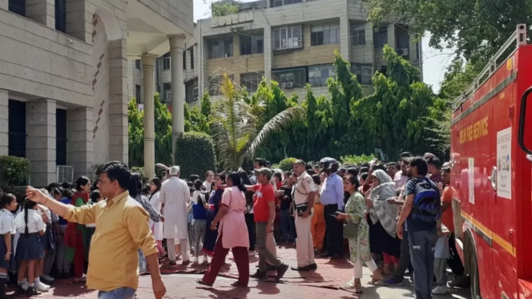 गुरुग्राम और चंडीगढ़ में उस समय अफरा-तफरी मच गई जब कई प्रतिष्ठित स्कूलों को बम से उड़ाने की धमकी मिली।